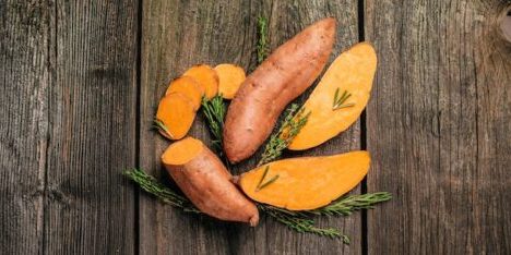 raw-sweet-potato-wooden-background-long-banner-format-top-view_114941-2913